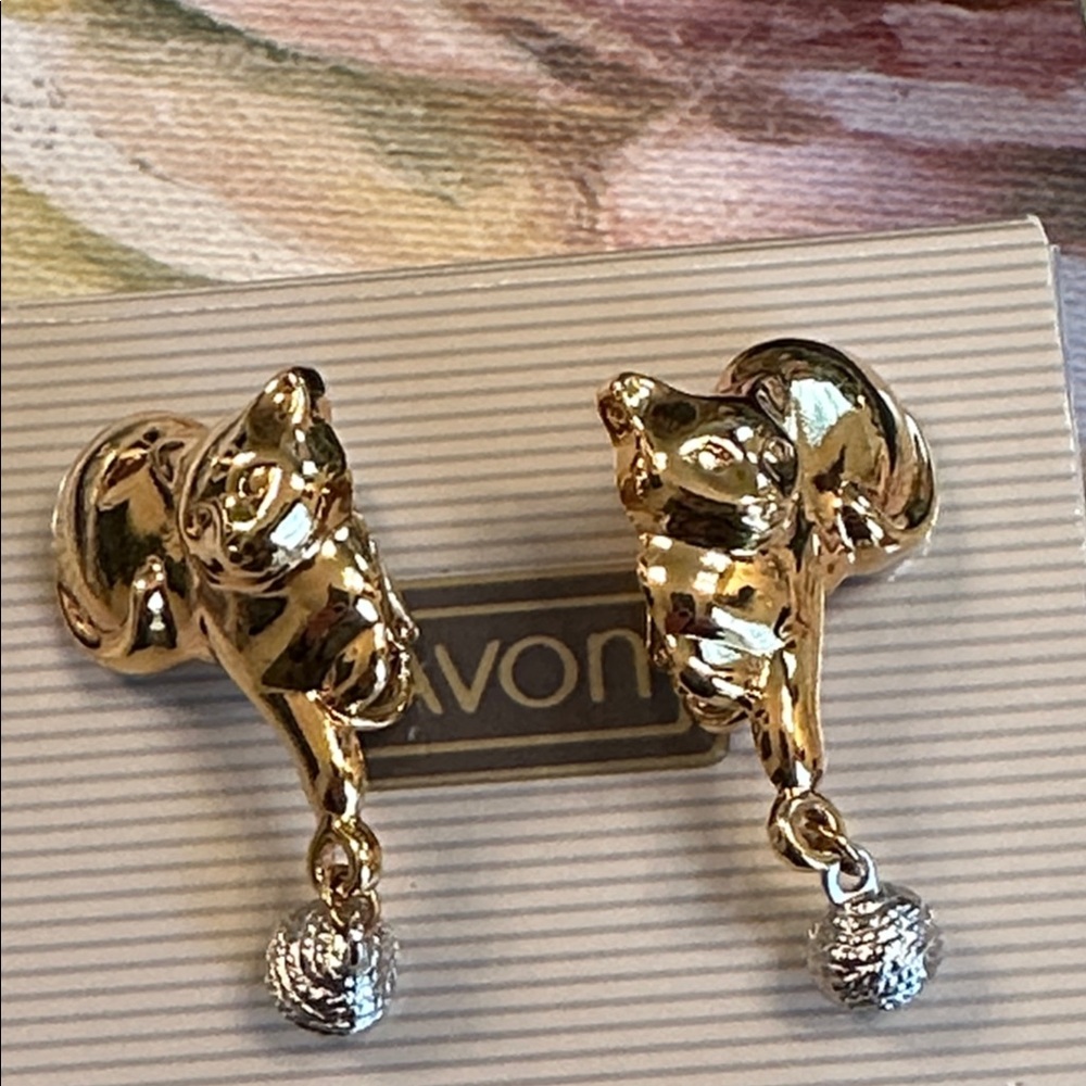 Avon Frolicking Felines Clip Earrings w/Silver Yarn ball dangle - 1 1/2” NIB